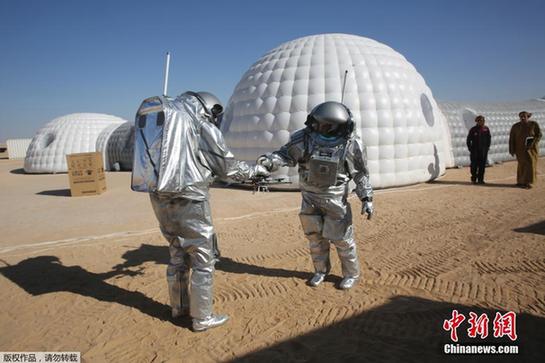 科学家在沙漠中建“移民基地” 模拟登陆火星