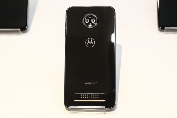 外媒关注摩托罗拉第一支5G手机：众厂相争