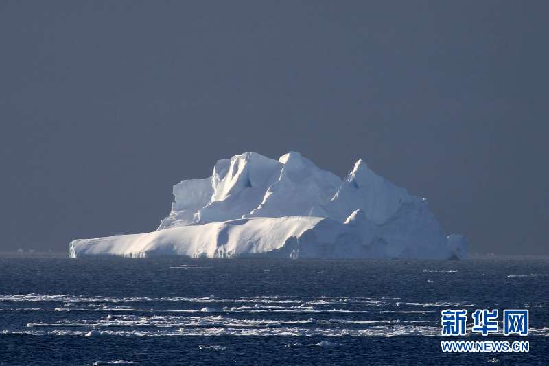 “雪龙”号驶入南大洋浮冰区